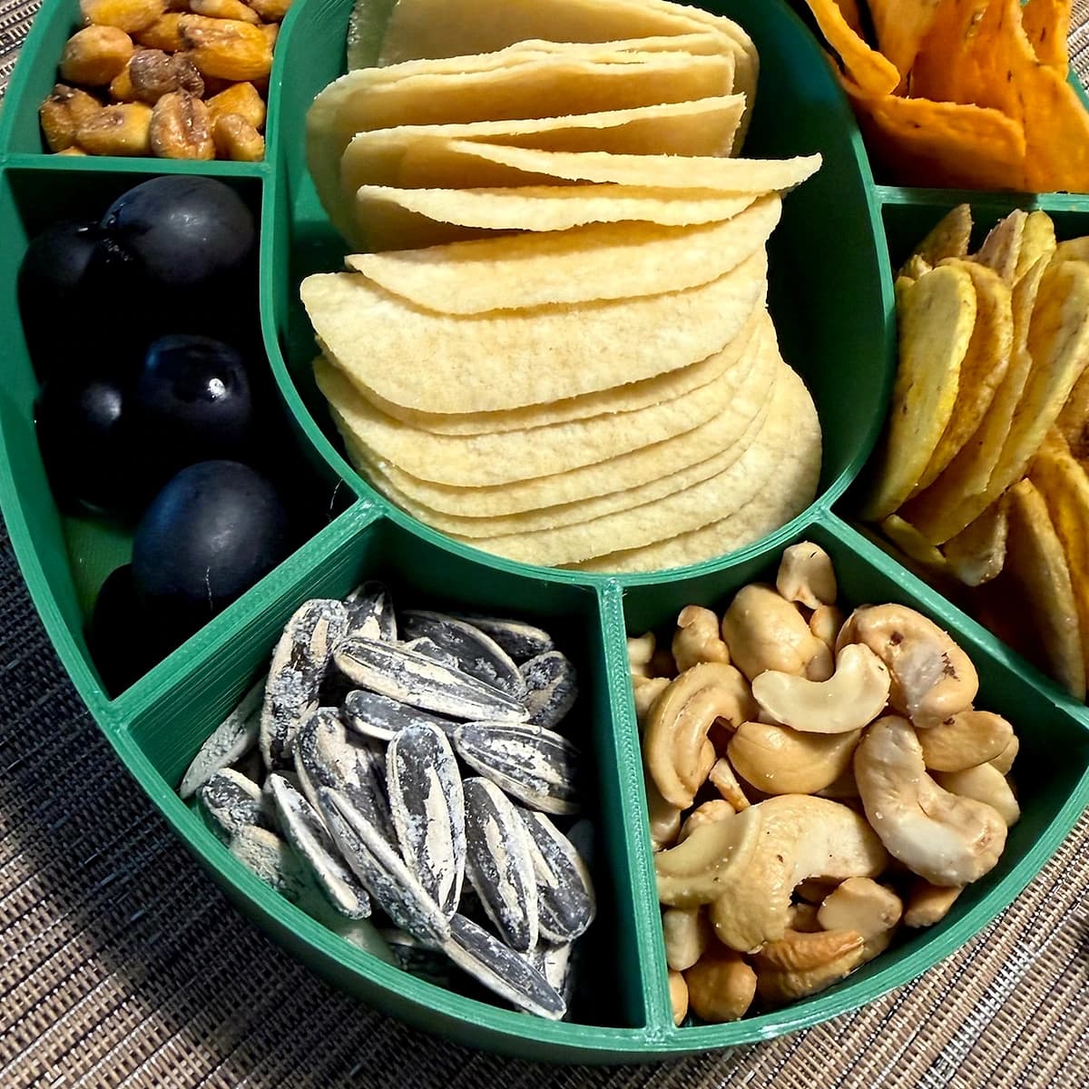Bandeja compartimentada con divisiones radiales para frutos secos y aperitivos