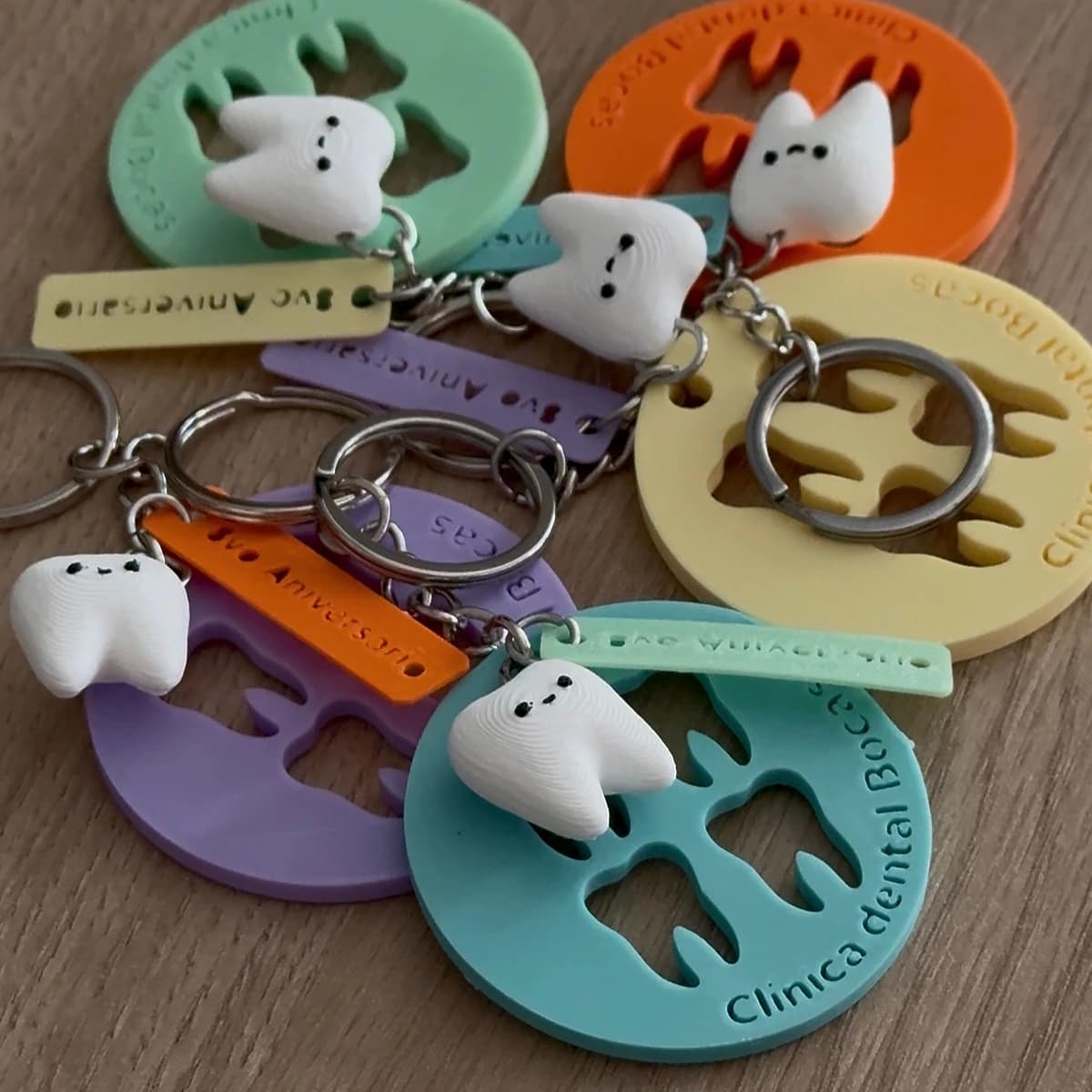 Llaveros para clínica dental con piezas dentales encajables y grabado en relieve