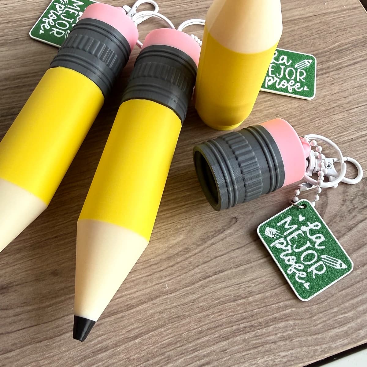 Estuches cilíndricos con diseño exterior de lápiz y sacapuntas sobre escritorio