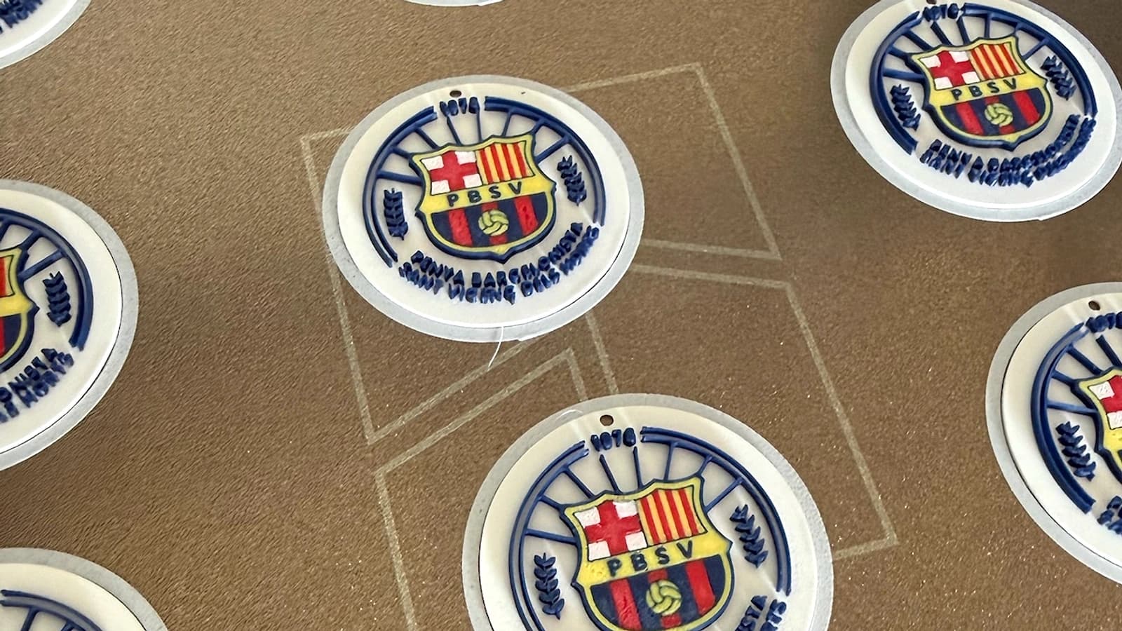 Lote de nueve insignias multicolor fabricadas simultáneamente sobre la cama de impresión