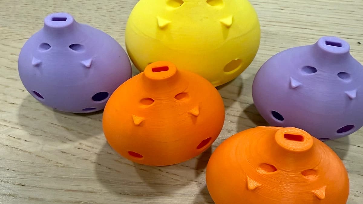 Ocarinas y silbatos ergonómicos con modelado 3D sobre superficie de madera
